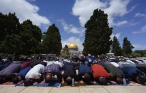 40 ألف فلسطيني يؤدون صلاة الجمعة في الأقصى
