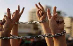 حماس تشيد بانتصار الأسرى على السجان
