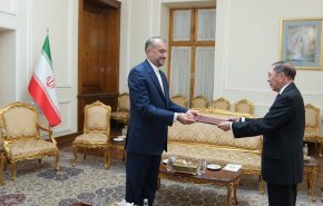 عبداللهيان يتسلم نسخة من اوراق اعتماد السفراء الجدد لكولومبيا وكمبوديا وبيرو