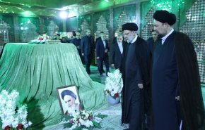 رئيس الجمهورية واعضاء الحكومة یجددون العهد مع مبادئ الامام الراحل