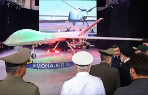 ايران تزيح الستار عن طائرة مسيرة وقنبلة وصواريخ جديدة