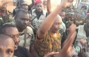 البرهان وسط المدنيين والعسكريين في بورتسودان