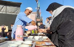 آية الله الخامنئي يهدي خاتمه لأصحاب موكب من أهل السنة يخدمون زوار الأربعين