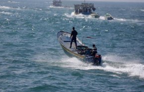 زوارق الاحتلال تستهدف مراكب الصيادين في بحر غزة