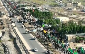 زوار الأربعينية يواصلون مسيرهم على طريق المشاية 