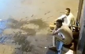 شاهد/شابان مغربيان ينجوان بأعجوبة في آخر لحظة من الزلزال!