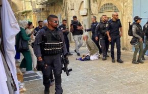 المرابطون يواجهون اعتداء الاحتلال.. والمقاومة تؤكد لن يترك الاقصى وحيدا