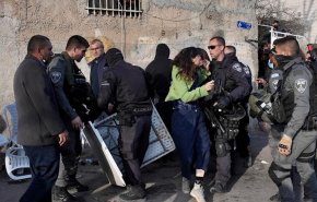 الإحتلال يعتدي على متظاهرين أجانب متضامنين مع اهالي حي الشيخ جراح بالقدس