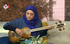 في سابقة طريفة.. مذيعة قناة العالم تعزف آلة موسيقية