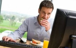 لماذا يجب عليك تجنب تناول الغداء في مكتبك؟