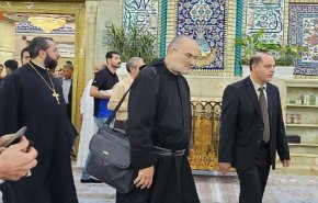 بالصورة.. كاهن مسيحي يزور مرقد الامام الحسين ولا يتعجب أحد من صليبه!