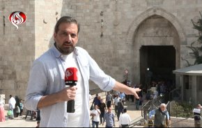 عشرات الآلاف من الفلسطينيين يجتازون حواجز الاحتلال