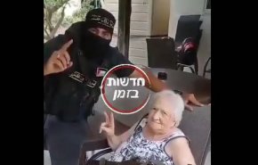 صورة تذكارية لرجال المقاومة مع أسرى المستوطنين تظهر مدى هزيمة الاحتلال