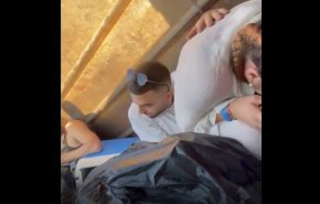 شاهد.. حاوية قمامة احدث ملجأ للصهاينة خوفاً من.. 