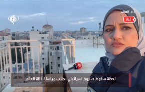 شاهد.. لحظة سقوط صاروخ اسرائيلي بجانب مراسلة قناة العالم
