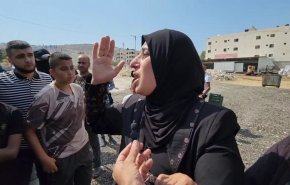 بالفيديو.. أم الشهيد أحمد عواودة توجه من جنازته رسالة للمقاومين