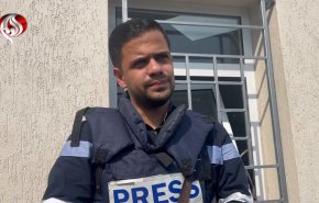 شاهد.. لحظة تلقي مراسل قناة العالم في غزة خبر استشهاد شقيقه