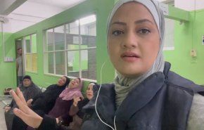 بالفيديو.. مراسلة العالم توصف معاناة أسرة مفجوعة