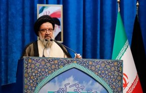 بالصور.. زعيم إفريقي يشارك في مراسم صلاة الجمعة بطهران 