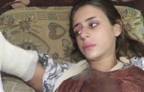 مجاهدو القسام يقدمون الرعاية الطبية لإحدى الأسيرات في غزة + فيديو