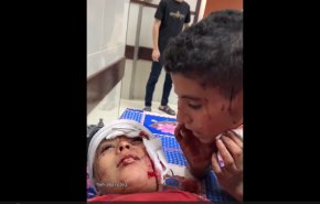 شاهد.. طفل غزي مصاب يُلقّن شقيقه المحتضر الشهادتين