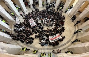 اعتصام بالكونغرس واستقالة مسؤول احتجاجا على دعم واشنطن لقتل الفلسطينيين
