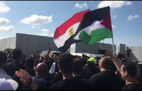 متظاهرون أمام معبر رفح: مرابطون حتى الاغاثة