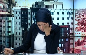 مقدمة قناة العالم تجهش بالبكاء على الهواء لمشاهدة المجازر بحق الأطفال + فيديو