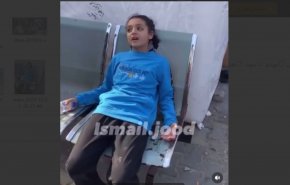 مشهد صادم لطفلة غزاوية تتعرف على امها الشهيدة من شعرها!