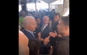 شاهد..جندي امريكي يقصف جبهة بايدن بقوة في تل أبيب! 