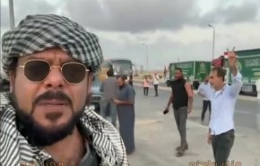 شاهد ما فعله الفنان 'منذر رياحنة' عند معبر رفح لدعم غزة 
