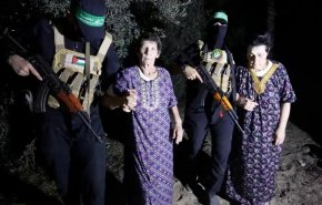 شاهد..مستوطنة اسيرة تصافح مقاوم حماس وتلقى عليه التحية