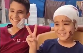 شاهد .. نجاة الطفل الذي كان اخوه يلقنه الشهادتين !
