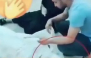 شاهد..مستشار لنتنياهو يثير زوبعة بفيديو يظهر جثة تحرك يدها