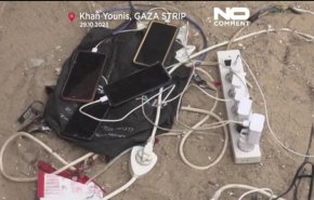 في ظل انقطاع الكهرباء.. شاهد كيف يشحن الغزاويون هواتفهم