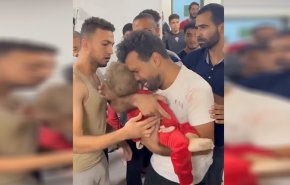 شاهد.. أب يحتضن طفلته التي استشهدت في قصف إسرائيلي على غزة