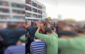 شاهد: رغم المجازر.. نازحون واطفال في غزة ينشدون 'عهد الله ما نرحل'