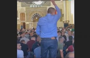 شاهد/مصلون يتصدون لخطيب جمعة لتجاهله ما يحدث في غزة