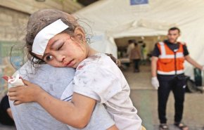 بريق أمل وبسمة يخطفها الفلسطينيون من بين المجازر والدمار 
