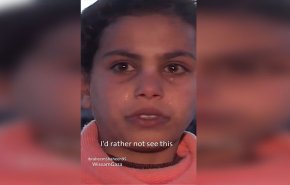 شاهد.. غزة وشعر محمود درويش وطفلة تذرف الدموع للالتحاق بإمها الشهيدة