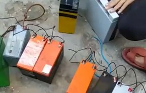 بالفيديو..شاهد كيف يتم شحن البطاريات البديلة في غزة