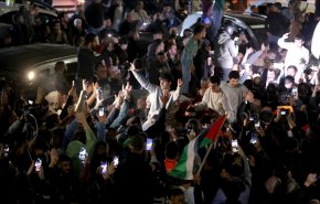وصول 34 أسيرا فلسطينيا مفرج عنهم إلى بلدية البيرة بالضفة