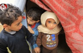 جولة عند خيام نازحين خارج مدرسة تابعة للأونروا