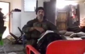 ضابط صهيوني يستعرض قمصان نجوم كرة القدم سرقها من غزة!