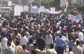شاهد.. حشود جماهيرية غاضبة في تعز تندد بتواصل العدوان على غزة