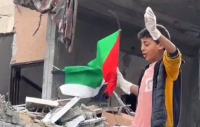 اطفال غزة: لن ندع علم فلسطين يسقط ارضا+ فيديو
