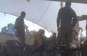 شاهد.. بطل قسامي يصور من وسط خيام جيش الاحتلال بغزة!