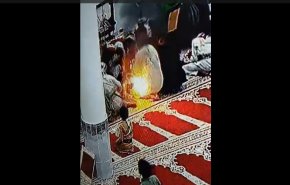 شاهد..اشتعال مفاجئ للنيران بملابس أحد المصلين باليمن والسبب؟