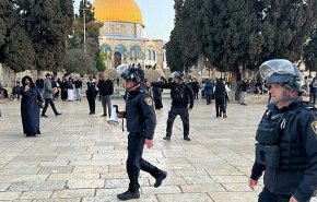 الاحتلال يمنع المصلين من دخول الاقصى ويعتدي عليهم عند باب الأسباط