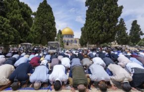 5 آلاف مصل فلسطيني يؤدون صلاة الجمعة في الأقصى
